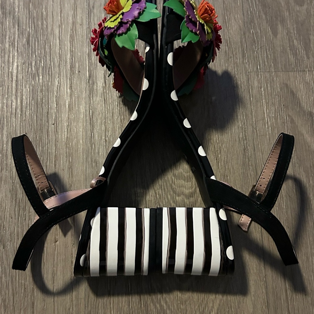 Betsey Johnson Black Polka Dot Sandals with Floral Accents 😍🥰 - Picture 3 of 4